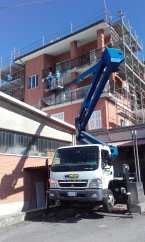 Manutenzione dei balconi con utilizzo di piattaforma di sollevamento